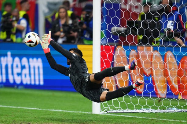 Thủ môn Bồ Đào Nha Diogo Costa đã trở thành thủ môn đầu tiên trong lịch sử EURO thực hiện 3 pha cứu thua ở 1 loạt luân lưu.