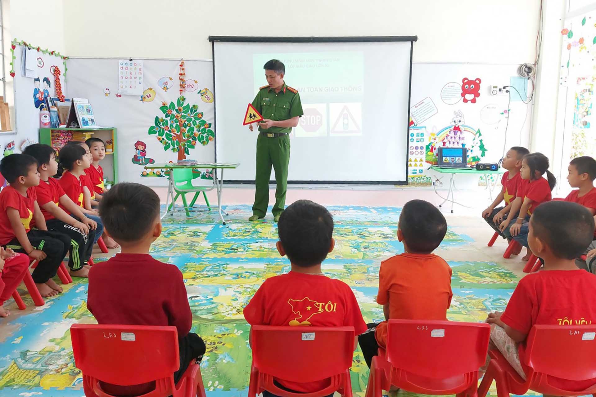 Giờ học về an toàn giao thông của các bé mẫu giáo trường Mầm non xã Thanh Chăn huyện Điện Biên có sự phối hợp của lực lượng Công an xã Thanh Chăn. (Nguồn: Sở Giáo dục và đào tạo tỉnh Điện Biên)
