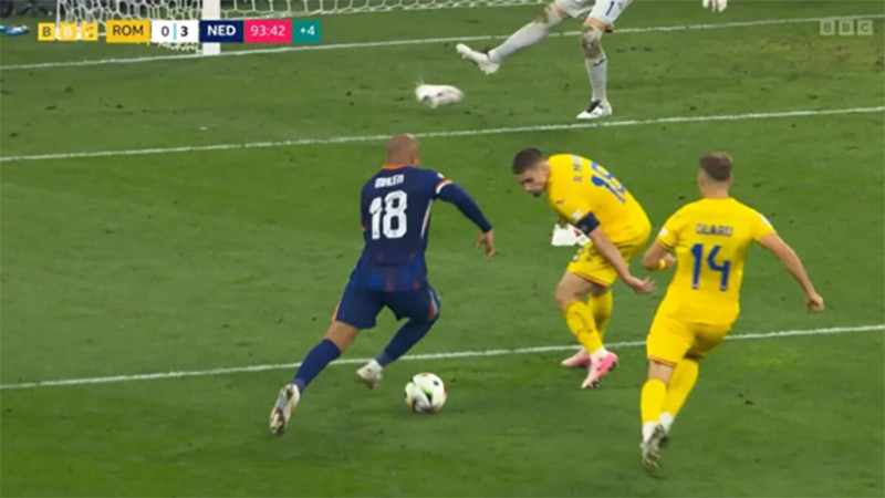 Nita luống cuống đá chiếc giày ra ngoài khung thành trước khi Malen dứt điểm Nita luống cuống đá chiếc giày ra ngoài khung thành trước khi Malen dứt điểm