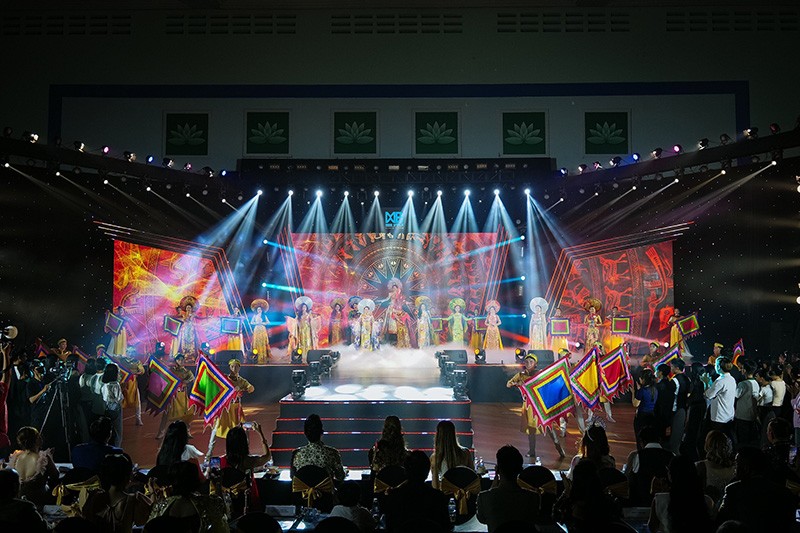 Hoa hậu Tài năng Hoàng Thuý: 'Tuổi thơ nghèo khó giúp tôi mạnh mẽ và bản lĩnh'