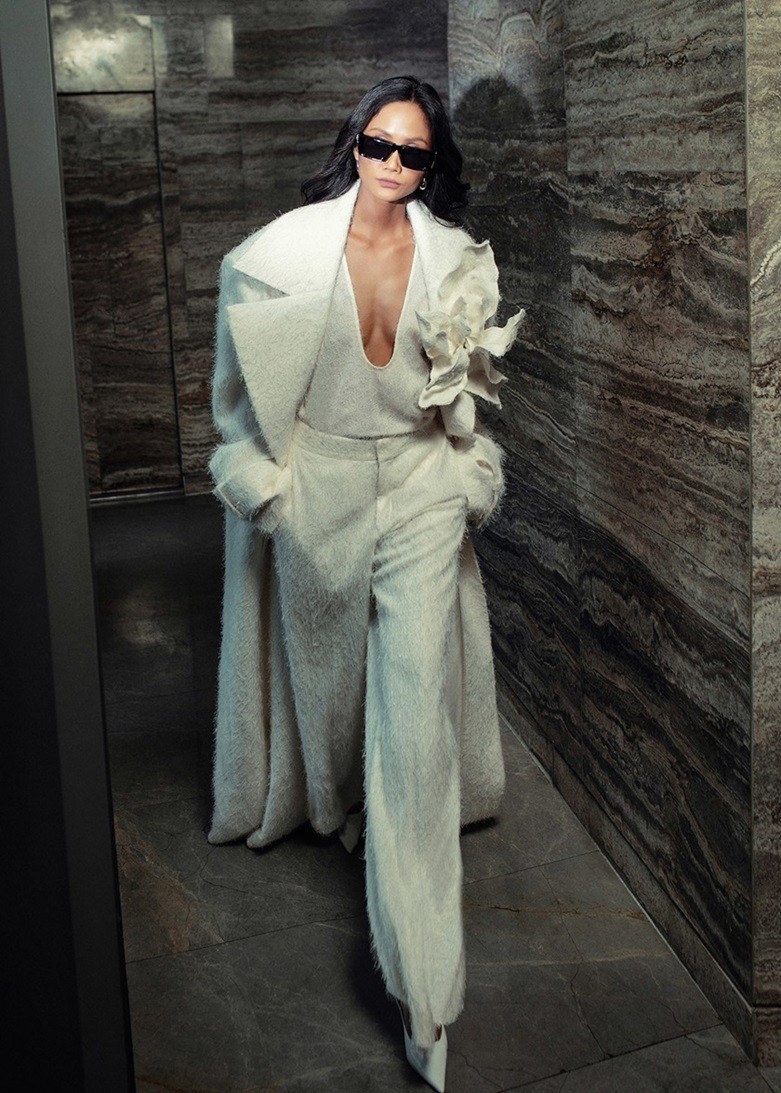 H'Hen Niê được nhận xét trông mạnh mẽ, quyền lực khi mặc thiết kế menswear phóng khoáng, may bằng chất liệu 100% cashmere.