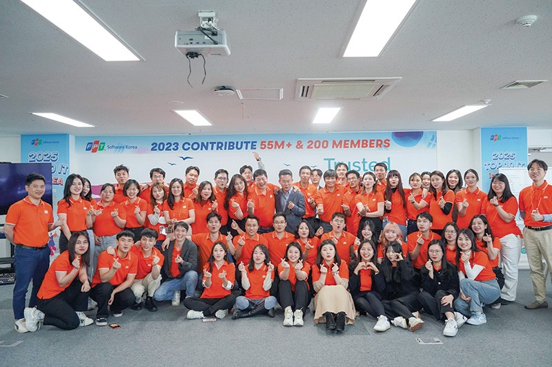 FPT Korea cùng Chủ tịch FPT tại văn phòng Yeouido, Seoul. FPT Korea cùng Chủ tịch FPT tại văn phòng Yeouido, Seoul.