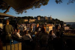 Quên Đức đi, đây mới là động lực kinh tế mới của châu Âu;  ý kiến ​​trái chiều từ 'cơn sốt Địa Trung Hải' mang tên 'khách du lịch Mỹ'