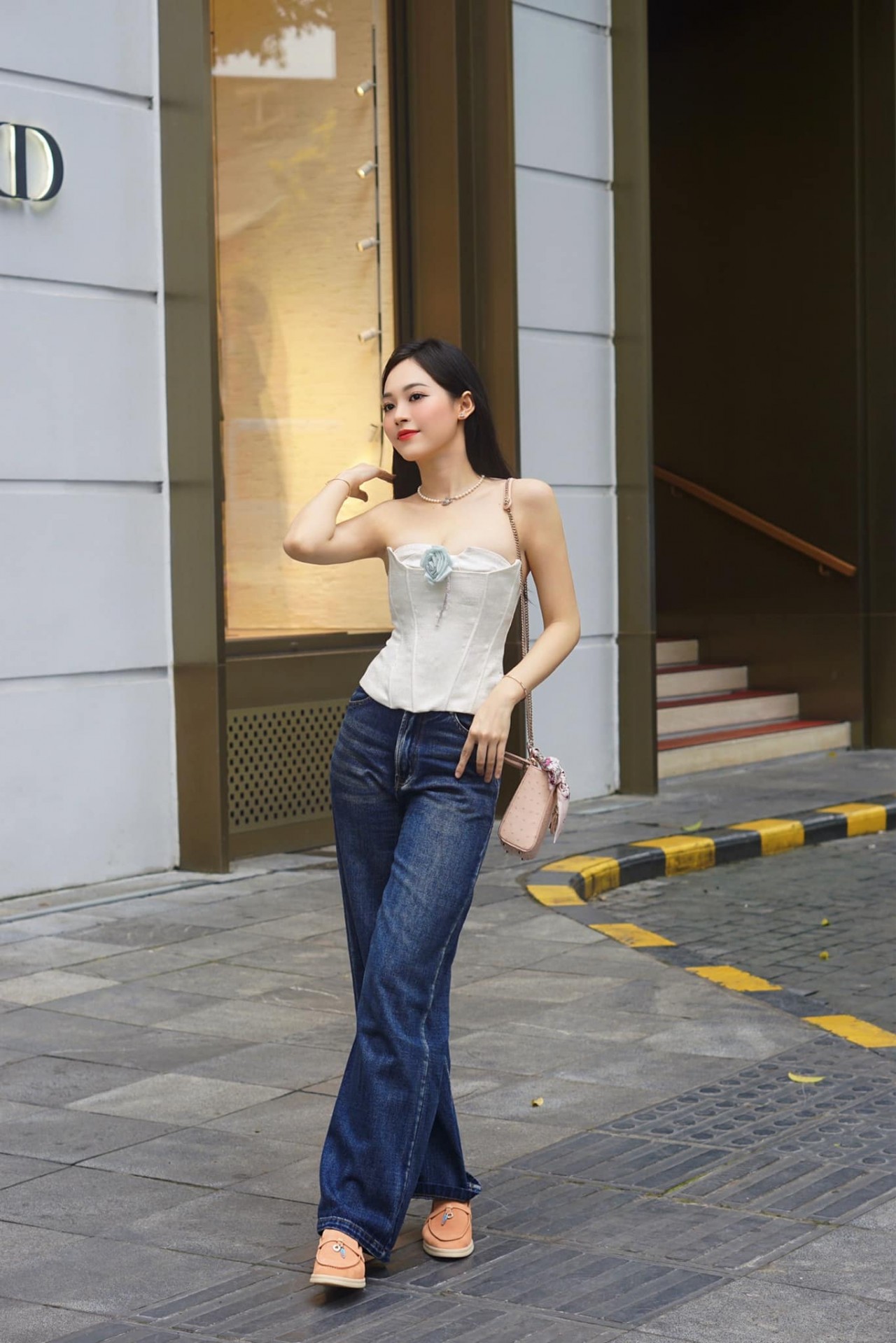 Á hậu Trịnh Thùy Linh