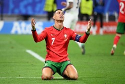 Cristiano Ronaldo đối mặt với án phạt của UEFA