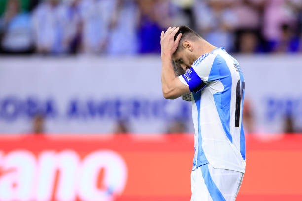 Phản ứng của Messi sau khi đá hỏng 11m. (Nguồn GettyImages)