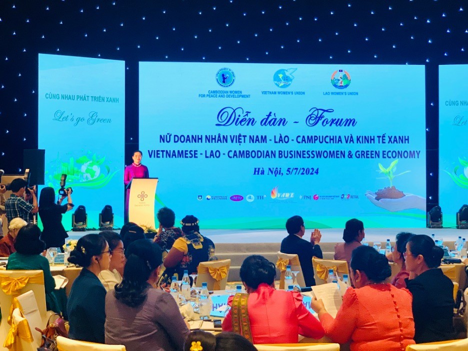 bà Hà Thị Nga, Ủy viên Ban Chấp hành Trung ương Đảng, Chủ tịch Hội Liên hiệp phụ nữ Việt Nam phát biểu khai mạc Diễn đàn.