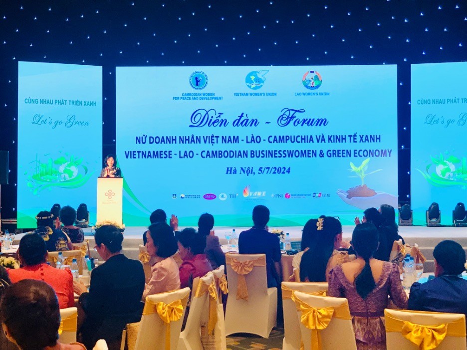 Bà Bùi Thị Minh Hoài, Ủy viên Bộ Chính trị, Bí thư Trung ương Đảng, Trưởng Ban Dân vận Trung ương phát biểu chào mừng Diễn đàn. 