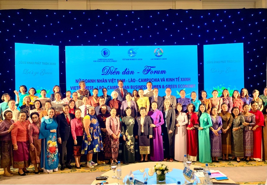 Các đại biểu ba nước tham dự Diễn đàn.