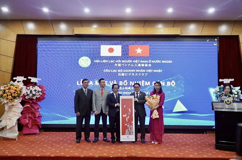 GS. Nguyễn Lân Trung – Phó Chủ tịch kiêm TTK Hội ALOV được bầu là Chủ tịch CLB Doanh nhân Việt – Nhật. GS. Nguyễn Lân Trung – Phó Chủ tịch kiêm TTK Hội ALOV được bầu là Chủ tịch CLB Doanh nhân Việt – Nhật.