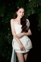 Á hậu Ngọc Hằng chuộng thiết kế xẻ cao, tôn vóc dáng mảnh mai