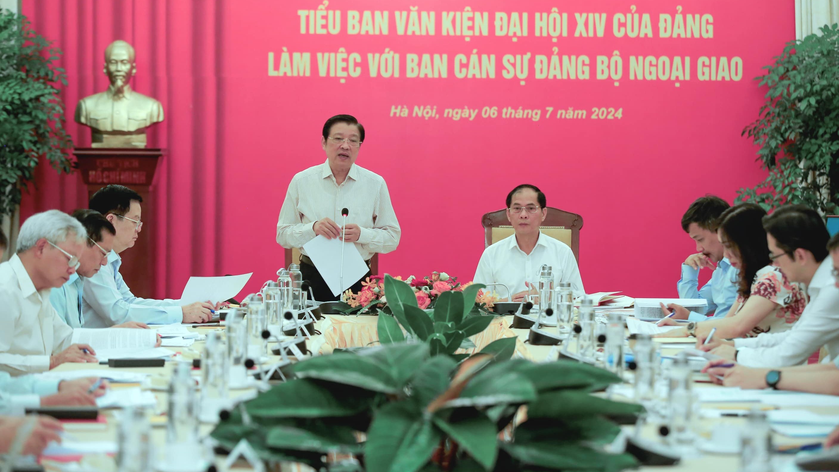 doan tieu ban van kien dai hoi xiv cua dang lam viec voi ban can su dang bo ngoai giao