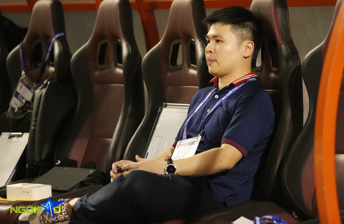 Doanh nhân Đỗ Vinh Quang ngồi một mình, buồn bã trên băng ghế kỹ thuật của Hà Nội FC sau trận chung kết Cup quốc gia 2023/24. CLB Hà Nội thất bại 8-9 trên chấm luân lưu sau 90 phút có kết quả hòa 0-0. Doanh nhân Đỗ Vinh Quang ngồi một mình, buồn bã trên băng ghế kỹ thuật của Hà Nội FC sau trận chung kết Cup quốc gia 2023/24. CLB Hà Nội thất bại 8-9 trên chấm luân lưu sau 90 phút có kết quả hòa 0-0.