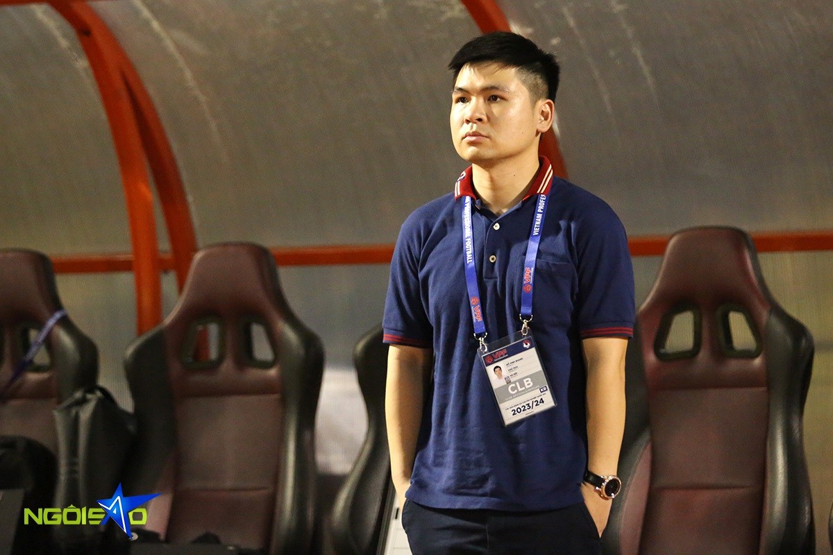 Hình ảnh CLB Hà Nội buồn bã nhận huy chương bạc Cup quốc gia Việt Nam 2023/24 Hình ảnh CLB Hà Nội buồn bã nhận huy chương bạc Cup quốc gia Việt Nam 2023/24