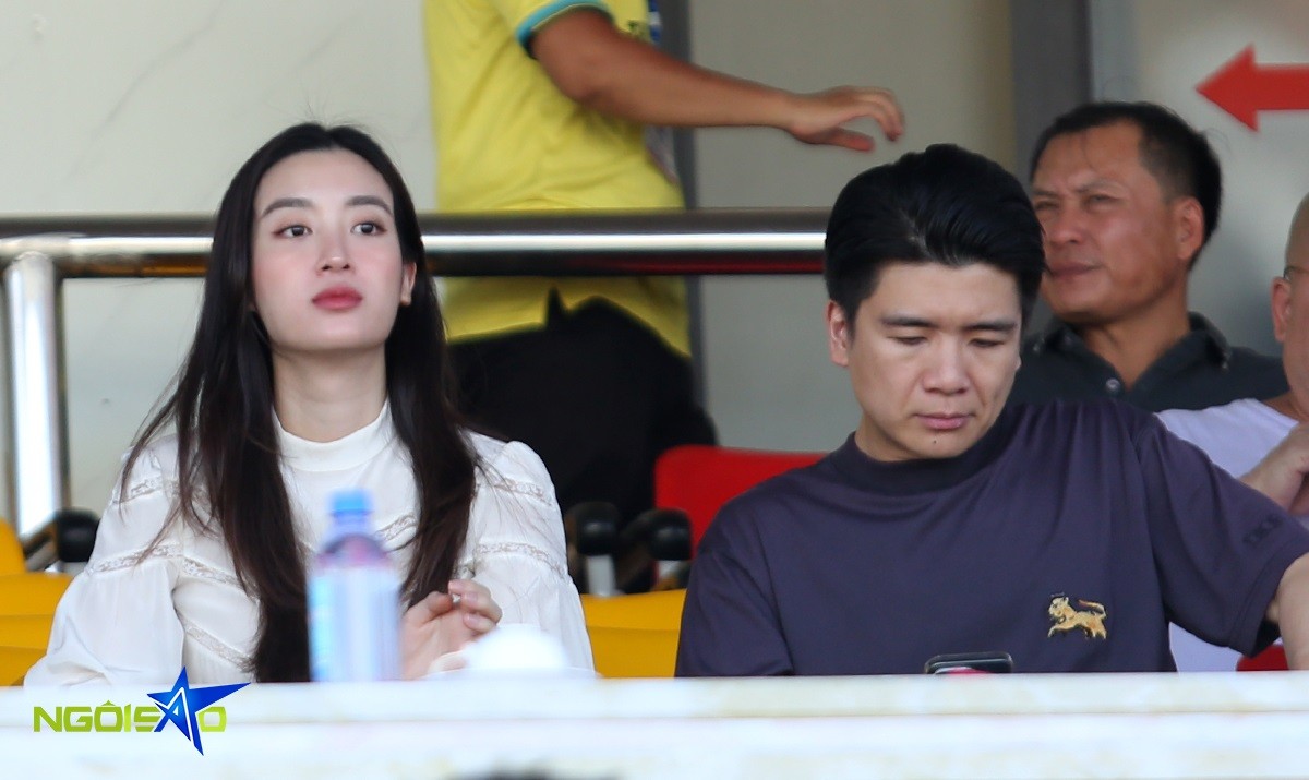 Hình ảnh CLB Hà Nội buồn bã nhận huy chương bạc Cup quốc gia Việt Nam 2023/24 Hình ảnh CLB Hà Nội buồn bã nhận huy chương bạc Cup quốc gia Việt Nam 2023/24