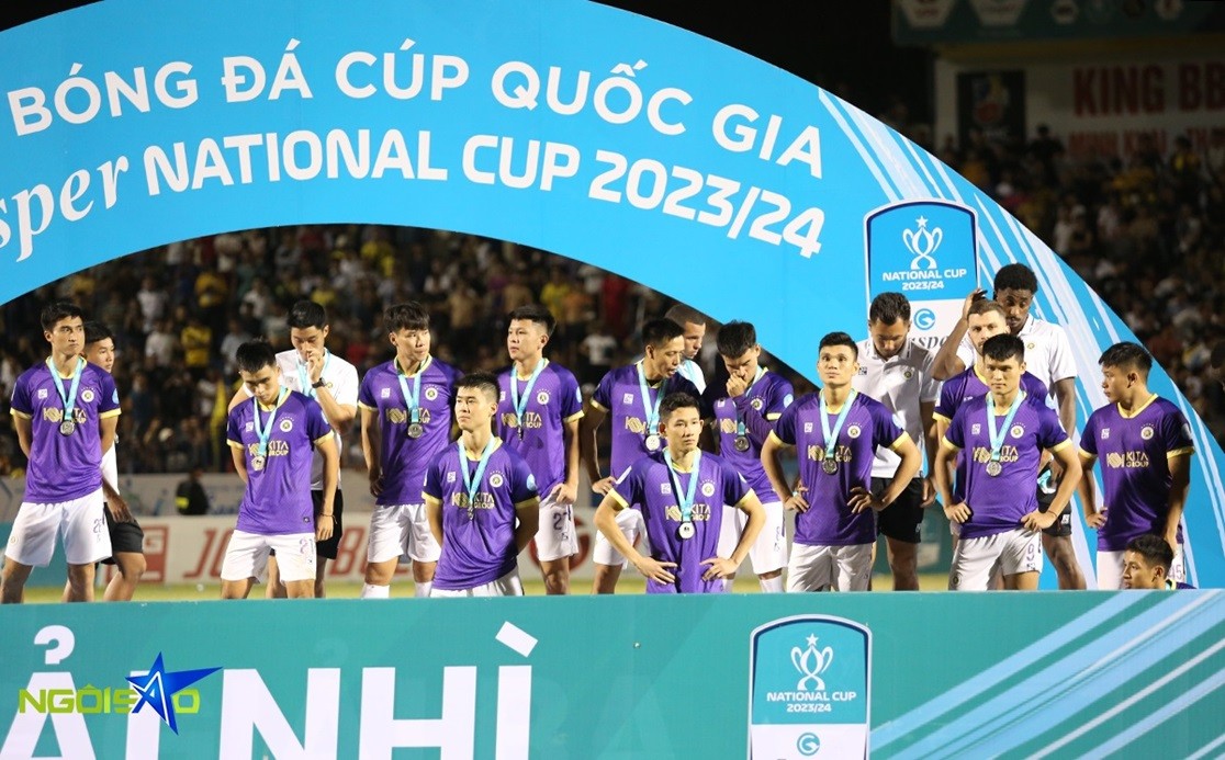 Hình ảnh CLB Hà Nội buồn bã nhận huy chương bạc Cup quốc gia Việt Nam 2023/24 Hình ảnh CLB Hà Nội buồn bã nhận huy chương bạc Cup quốc gia Việt Nam 2023/24