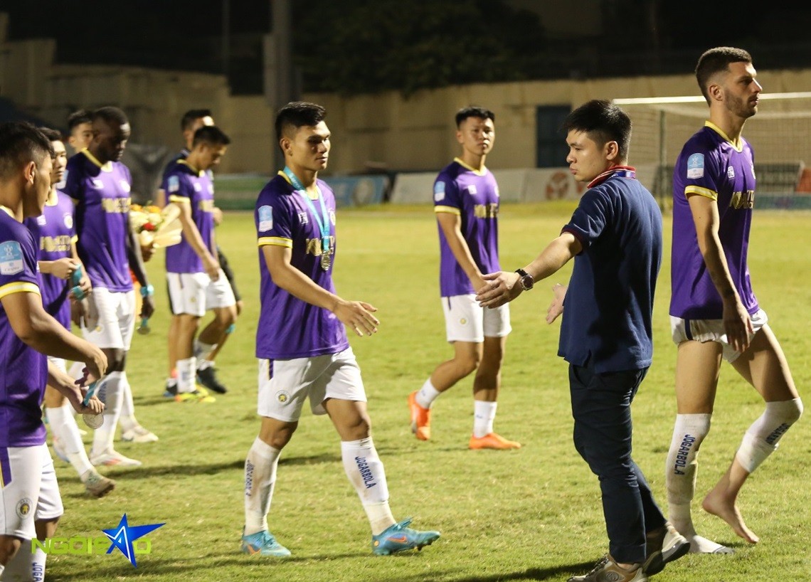 Hình ảnh CLB Hà Nội buồn bã nhận huy chương bạc Cup quốc gia Việt Nam 2023/24 Hình ảnh CLB Hà Nội buồn bã nhận huy chương bạc Cup quốc gia Việt Nam 2023/24