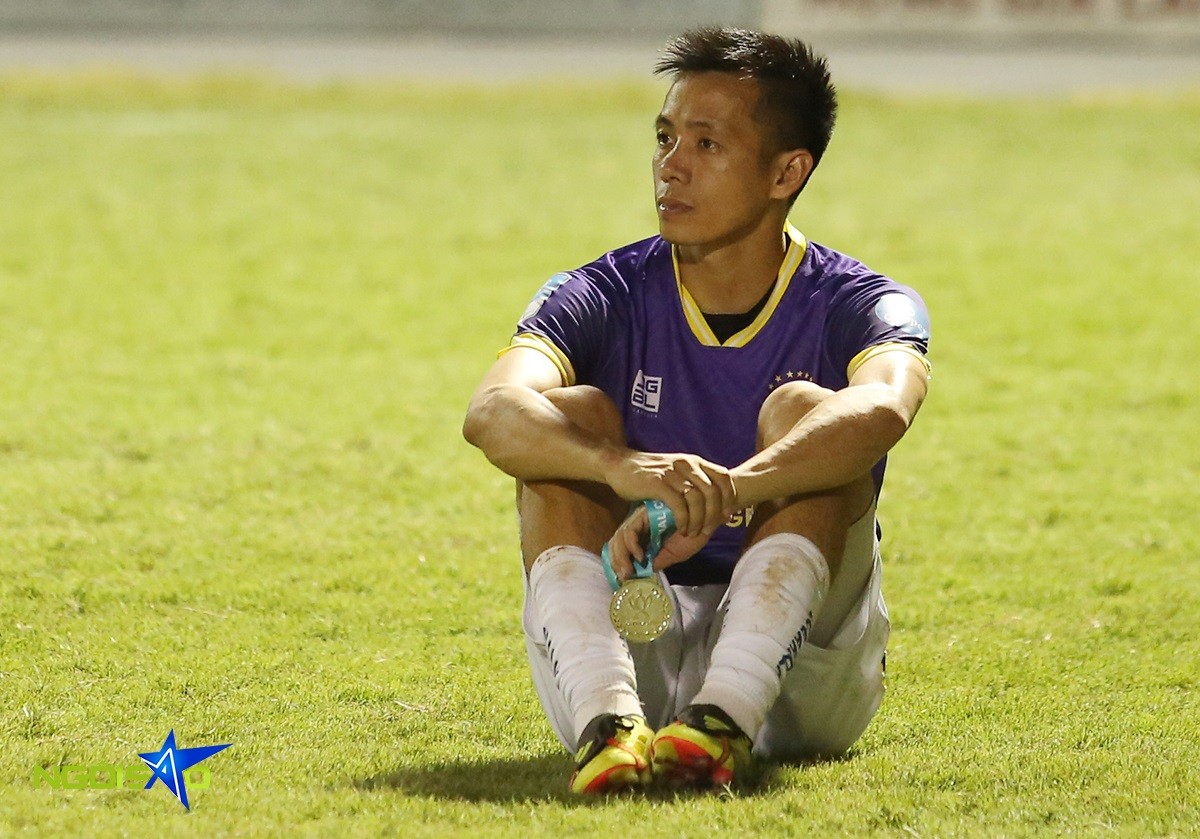 Hình ảnh CLB Hà Nội buồn bã nhận huy chương bạc Cup quốc gia Việt Nam 2023/24 Hình ảnh CLB Hà Nội buồn bã nhận huy chương bạc Cup quốc gia Việt Nam 2023/24