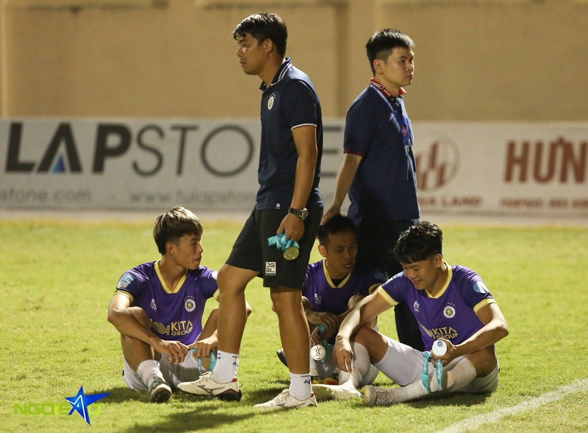 Hình ảnh CLB Hà Nội buồn bã nhận huy chương bạc Cup quốc gia Việt Nam 2023/24 Hình ảnh CLB Hà Nội buồn bã nhận huy chương bạc Cup quốc gia Việt Nam 2023/24