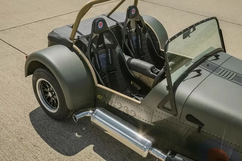 Cận cảnh xe thể thao Caterham Seven 360R được làm từ các bộ phận trực thăng Cận cảnh xe thể thao Caterham Seven 360R được làm từ các bộ phận trực thăng