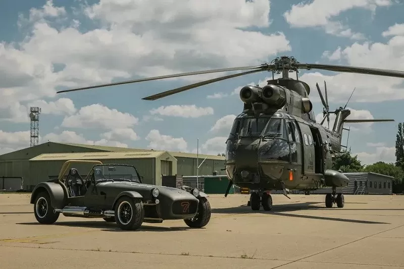 Cận cảnh xe thể thao Caterham Seven 360R được làm từ các bộ phận trực thăng Cận cảnh xe thể thao Caterham Seven 360R được làm từ các bộ phận trực thăng