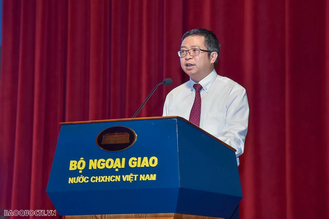 Thứ trưởng Ngoại giao Phạm Thanh Bình phát biểu khai mạc tại hội trường và qua trực tuyến đến các Cơ quan đại diện Việt Nam ở nước ngoài. (Ảnh: Anh Sơn) Thứ trưởng Ngoại giao Phạm Thanh Bình phát biểu khai mạc tại hội trường và qua trực tuyến đến các Cơ quan đại diện Việt Nam ở nước ngoài. (Ảnh: Anh Sơn)