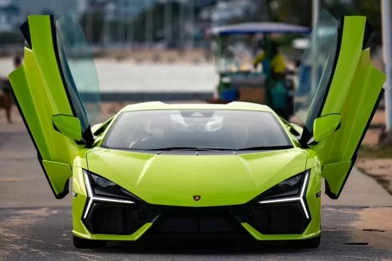 Cận cảnh siêu xe hybrid Lamborghini Revuelto đầu tiên tại Đông Nam Á Cận cảnh siêu xe hybrid Lamborghini Revuelto đầu tiên tại Đông Nam Á
