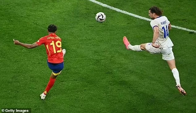 Thần đồng Yamal đi vào lịch sử cùng siêu phẩm ra mắt EURO 2024 Thần đồng Yamal đi vào lịch sử cùng siêu phẩm ra mắt EURO 2024