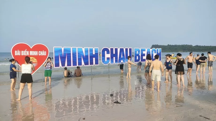 Bãi tắm Minh Châu (huyện Vân Đồn) thu hút du khách. (Nguồn: BQN) Bãi tắm Minh Châu (huyện Vân Đồn) thu hút du khách. (Nguồn: BQN)