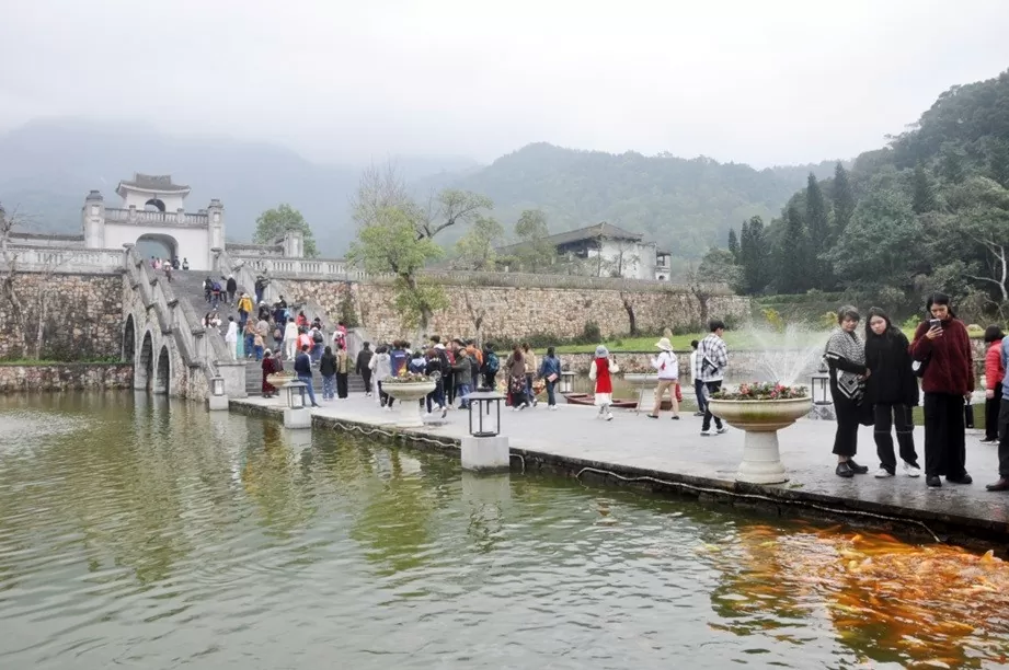 Các điểm du lịch văn hoá tâm linh của Quảng Ninh thu hút đông khách, nhất là vào mùa hội xuân hàng năm. Ảnh chụp tại khu di tích - danh thắng Yên Tử. (Nguồn: BQN) Các điểm du lịch văn hoá tâm linh của Quảng Ninh thu hút đông khách, nhất là vào mùa hội xuân hàng năm. Ảnh chụp tại khu di tích - danh thắng Yên Tử. (Nguồn: BQN)