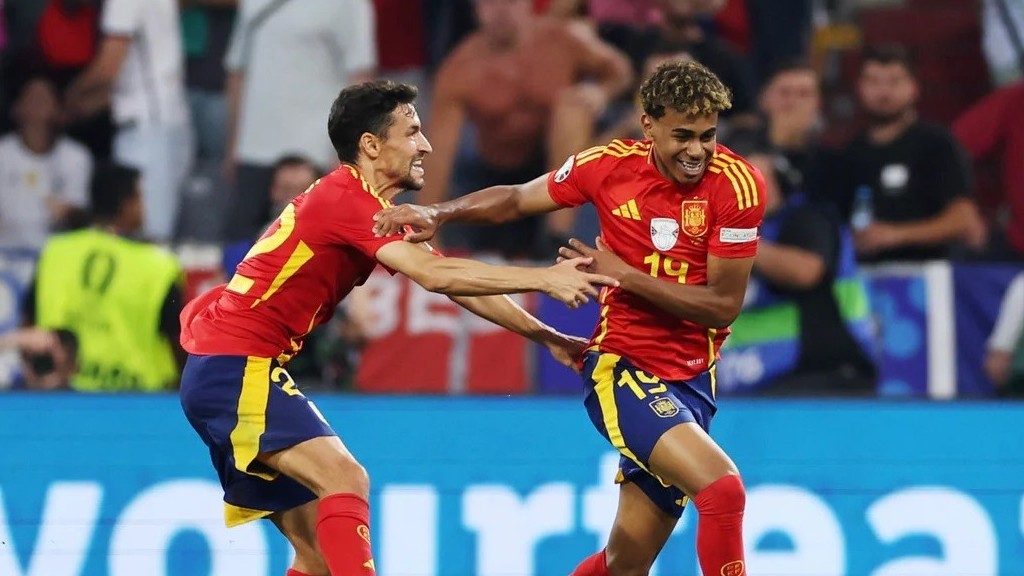 Đội tuyển Tây Ban Nha: Tài năng trẻ Lamine Yamal ra sân với đồng đội lớn tuổi hơn bố