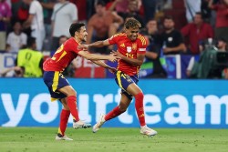 Đội tuyển Tây Ban Nha: Tài năng trẻ Lamine Yamal ra sân với đồng đội lớn tuổi hơn bố