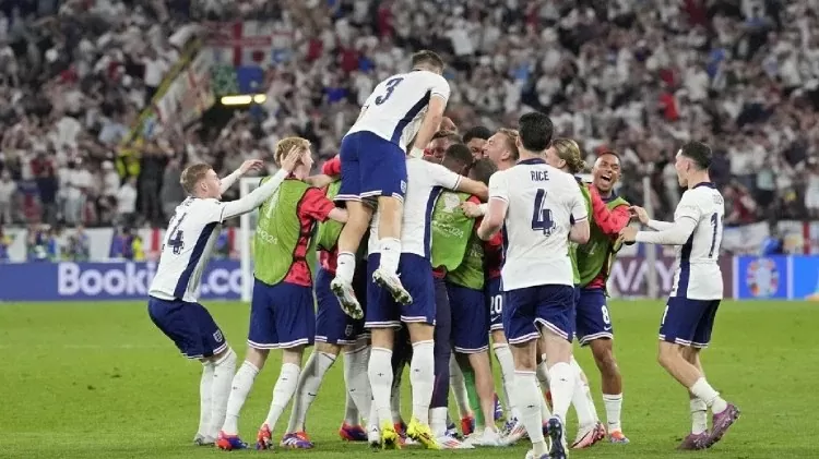 EURO 2024: Neville nổi cáu vì quả phạt đền 'hổ thẹn' của tuyển Anh EURO 2024: Neville nổi cáu vì quả phạt đền 'hổ thẹn' của tuyển Anh