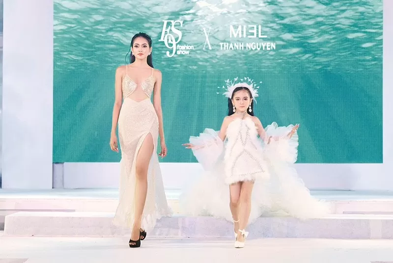 Miss Celebrity Malaysia Marsha và Quán quân tài năng nhí Việt Nam Trần Ngọc Yến trong thiết kế của nhà thiết kế Miel Thanh Nguyễn và thương hiệu 9 Fashion. Miss Celebrity Malaysia Marsha và Quán quân tài năng nhí Việt Nam Trần Ngọc Yến trong thiết kế của nhà thiết kế Miel Thanh Nguyễn và thương hiệu 9 Fashion.