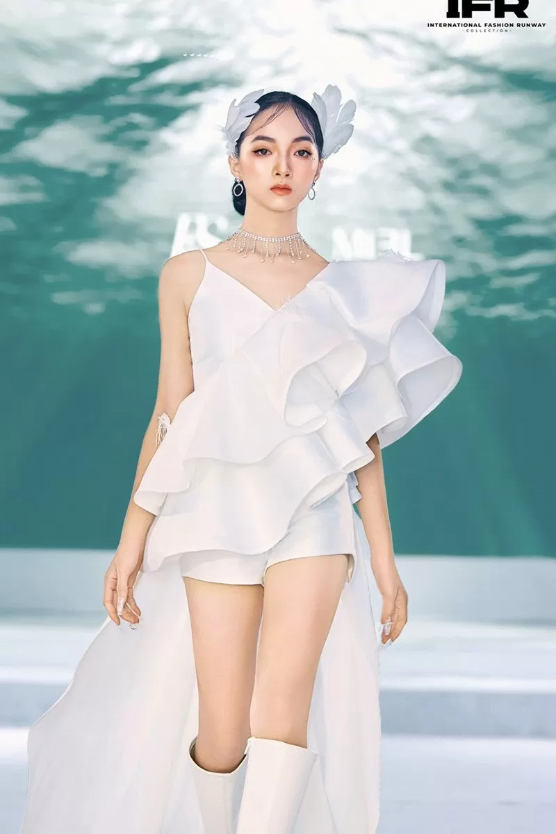 Một thiết kế nổi bật đến từ BST “Ethereal”. Một thiết kế nổi bật đến từ BST “Ethereal”.