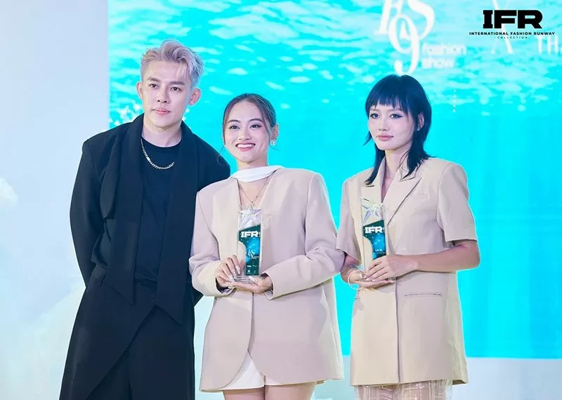 Thạc sĩ Phương Anh Đinh và Nhà thiết kế Thanh Thanh Nguyễn nhận giải thưởng thương hiệu thời trang xuất sắc tại International Fashion Runway. Thạc sĩ Phương Anh Đinh và Nhà thiết kế Thanh Thanh Nguyễn nhận giải thưởng thương hiệu thời trang xuất sắc tại International Fashion Runway.