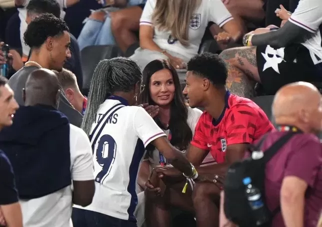 Watkins nổi bật cùng đội tuyển Anh ăn mừng cùng dàn WAGs Watkins nổi bật cùng đội tuyển Anh ăn mừng cùng dàn WAGs