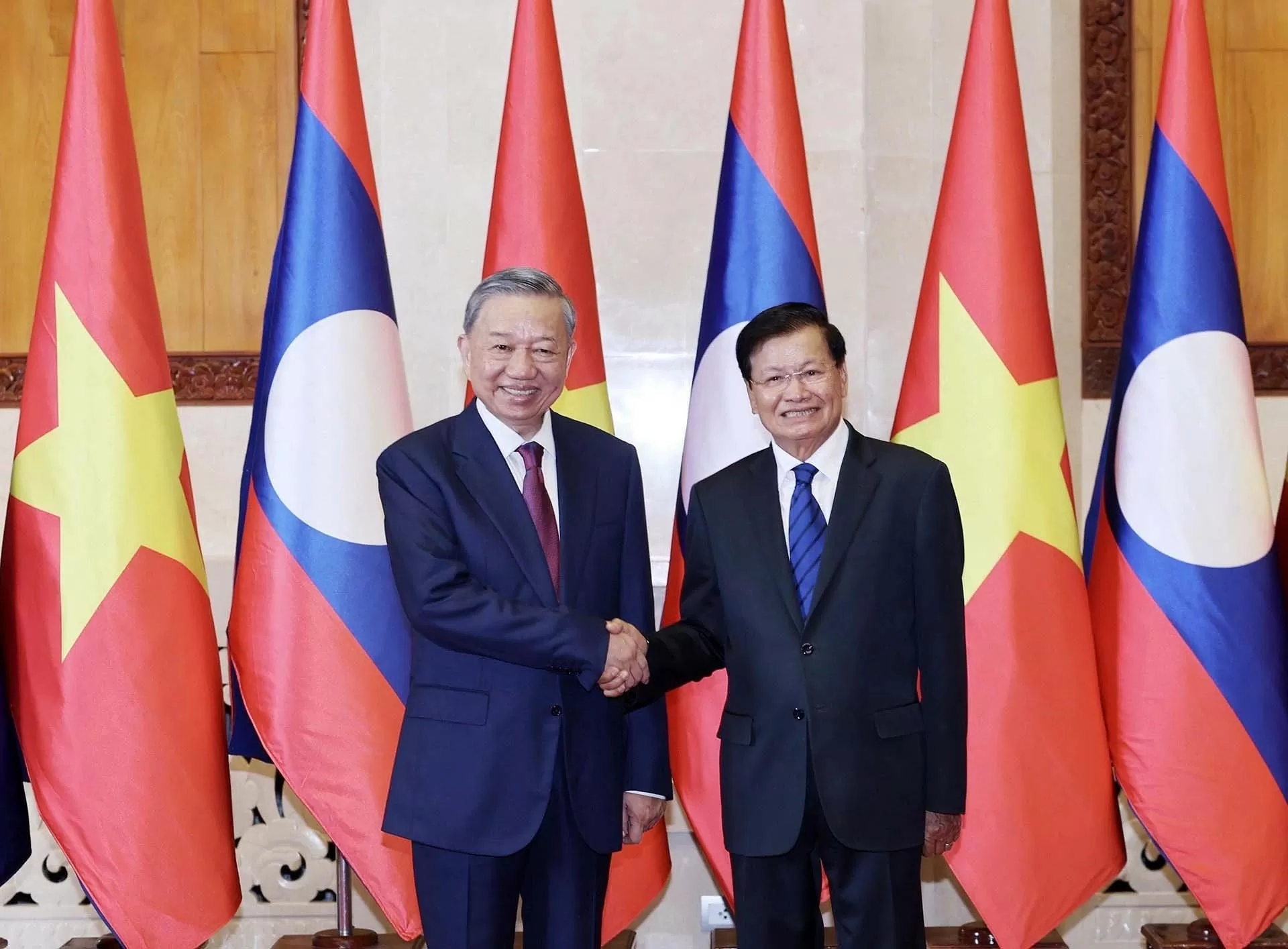 Chủ tịch nước Tô Lâm và Tổng Bí thư, Chủ tịch nước Lào Thongloun Sisoulith chụp ảnh chung. (Nguồn: TTXVN)
