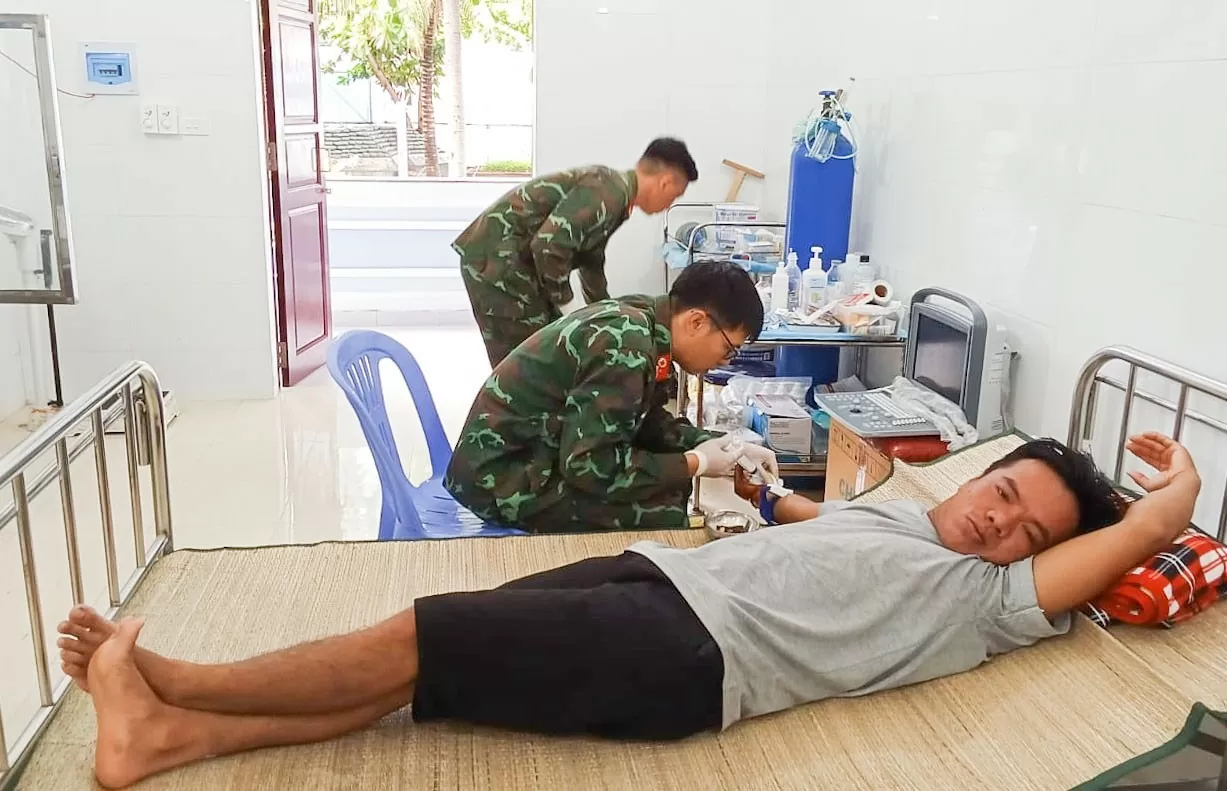 Bệnh xá đảo Sơn Ca cấp cứu ngư dân gặp nạn trên biển Bệnh xá đảo Sơn Ca cấp cứu ngư dân gặp nạn trên biển