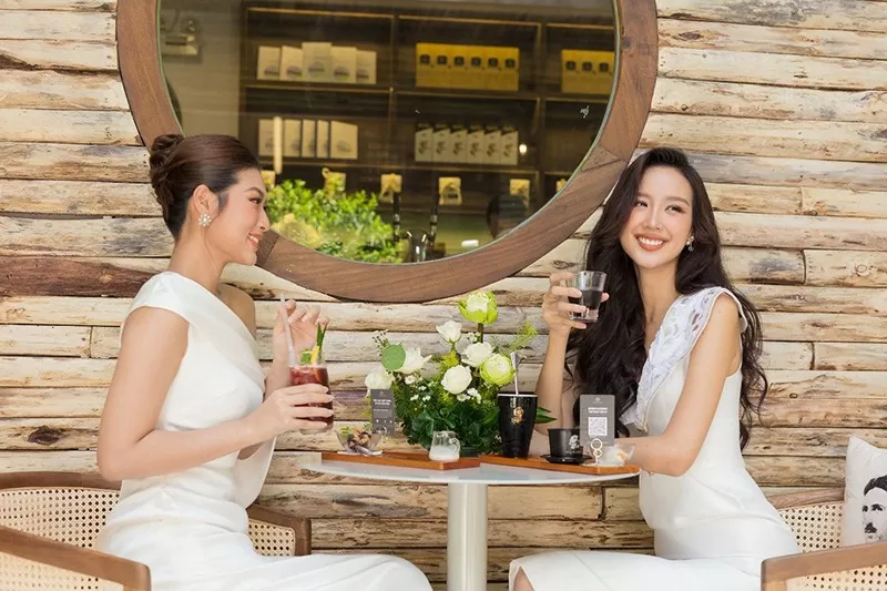 Hoa hậu Liên lục địa Bảo Ngọc và Hoa hậu Hòa bình Việt Nam Thiên Ân trải nghiệm cà phê tại Thế giới cà phê Trung Nguyên Legend số 7 Nguyễn Văn Chiêm (quận 1, TP.HCM) – Nguồn hình: TNL Hoa hậu Liên lục địa Bảo Ngọc và Hoa hậu Hòa bình Việt Nam Thiên Ân trải nghiệm cà phê tại Thế giới cà phê Trung Nguyên Legend số 7 Nguyễn Văn Chiêm (quận 1, TP.HCM) – Nguồn hình: TNL