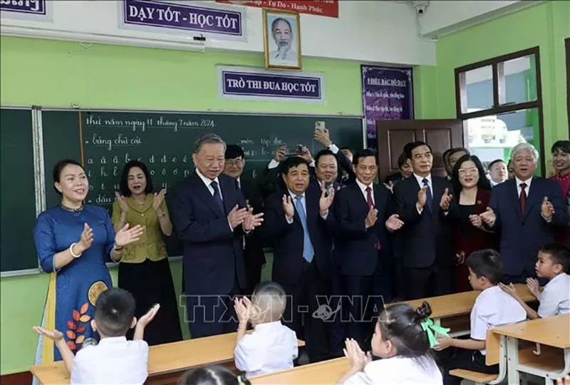Chủ tịch nước Tô Lâm thăm, tặng quà Trường song ngữ Lào-Việt Nam Chủ tịch nước Tô Lâm thăm, tặng quà Trường song ngữ Lào-Việt Nam