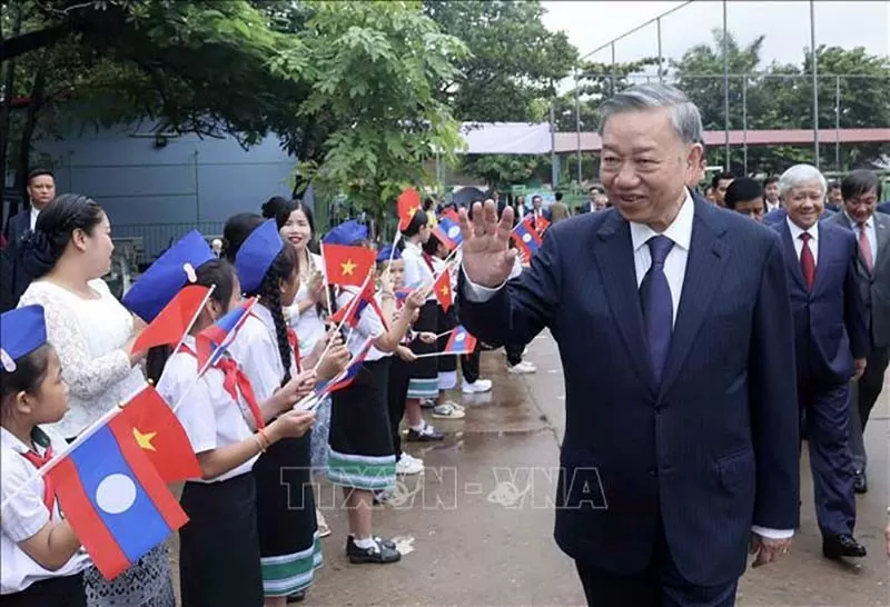 Chủ tịch nước Tô Lâm thăm, tặng quà Trường song ngữ Lào-Việt Nam Chủ tịch nước Tô Lâm thăm, tặng quà Trường song ngữ Lào-Việt Nam