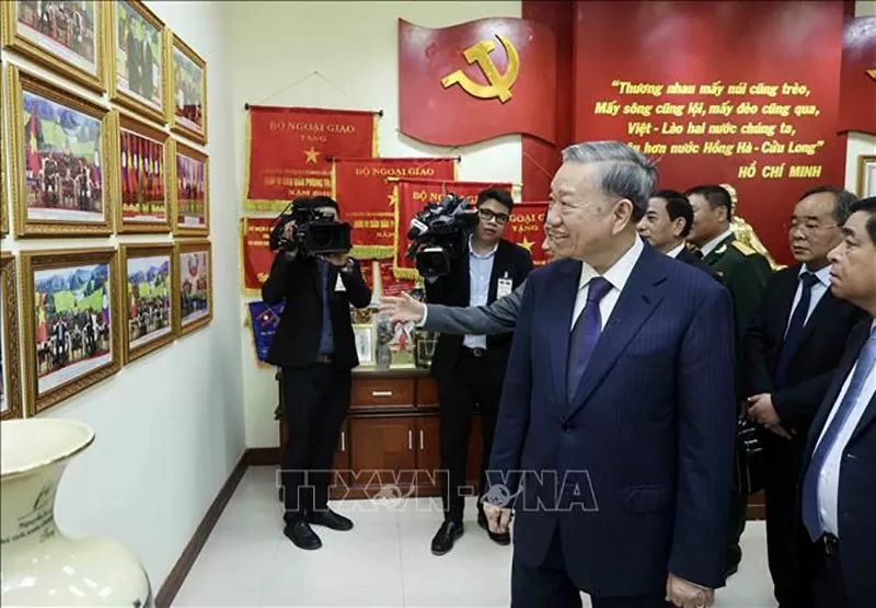 Chủ tịch nước Tô Lâm thăm Đại sứ quán và gặp gỡ cộng đồng người Việt Nam tại Lào