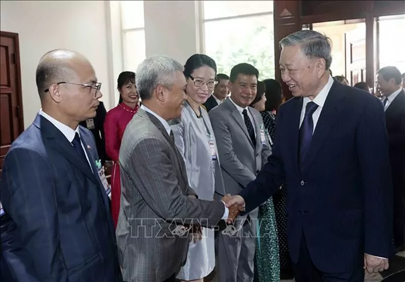 Chủ tịch nước Tô Lâm thăm Đại sứ quán và gặp gỡ cộng đồng người Việt Nam tại Lào Chủ tịch nước Tô Lâm thăm Đại sứ quán và gặp gỡ cộng đồng người Việt Nam tại Lào