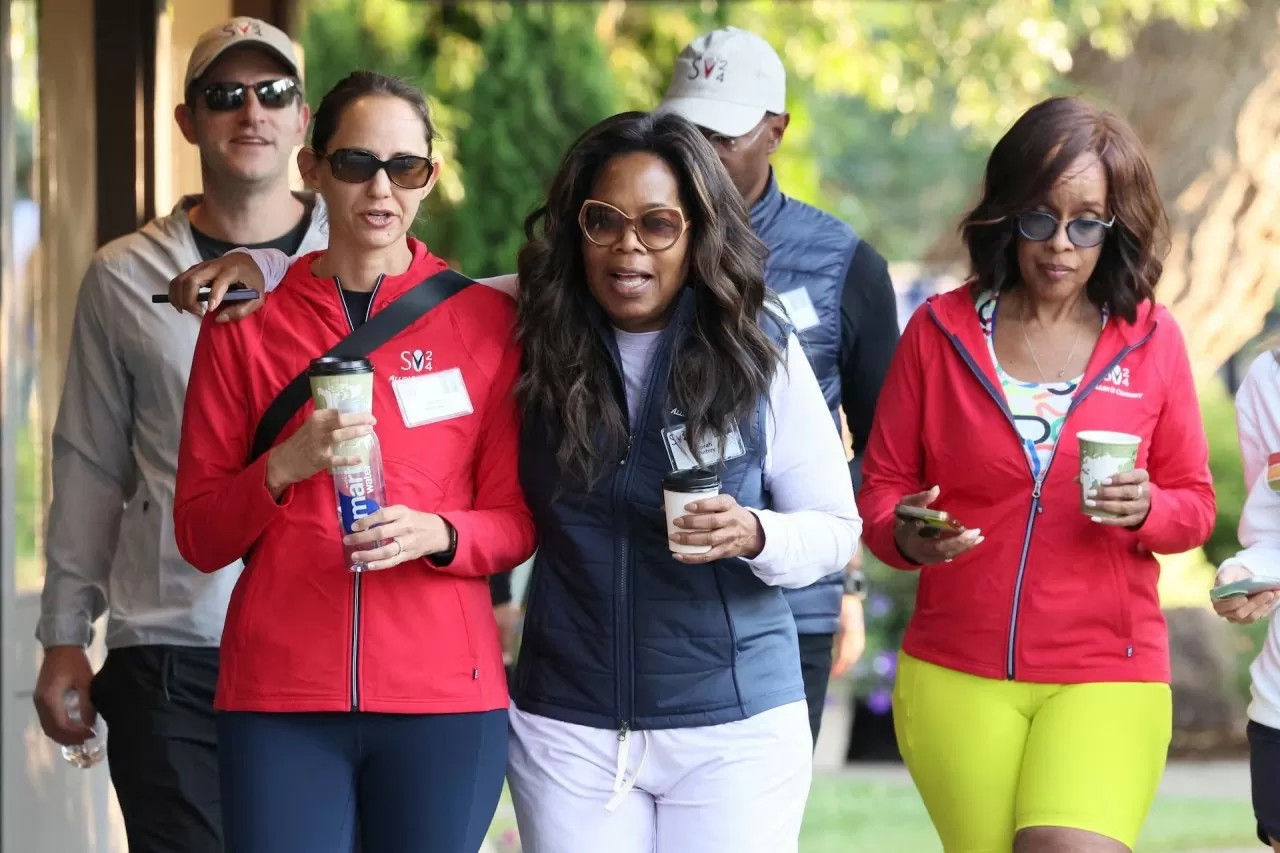 Phong cách thời trang của các ‘ông lớn’ tại 'trại hè dành cho các tỷ phú' của Sun Valley Phong cách thời trang của các ‘ông lớn’ tại 'trại hè dành cho các tỷ phú' của Sun Valley