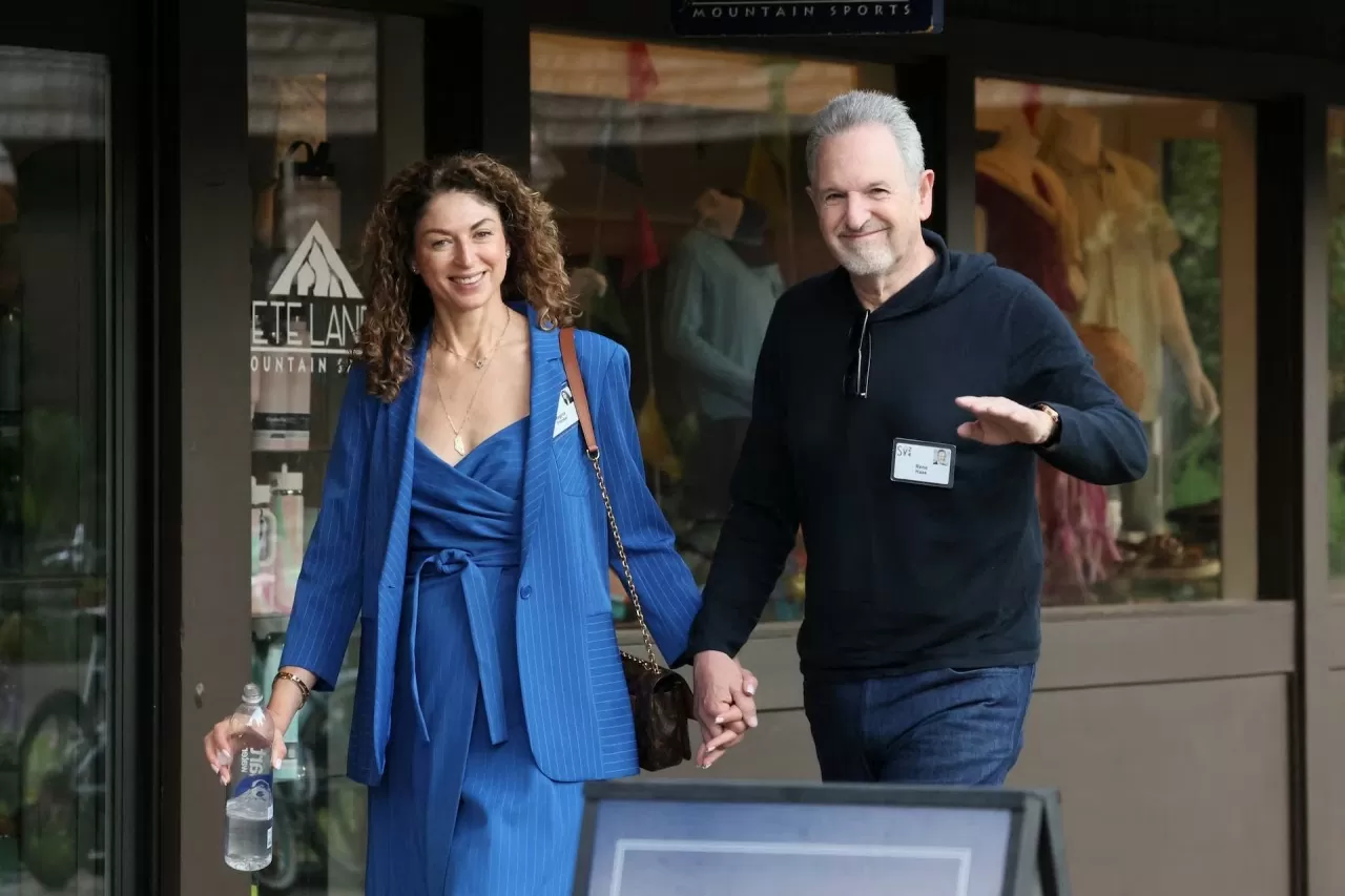 Phong cách thời trang của các ‘ông lớn’ tại 'trại hè dành cho các tỷ phú' của Sun Valley Phong cách thời trang của các ‘ông lớn’ tại 'trại hè dành cho các tỷ phú' của Sun Valley