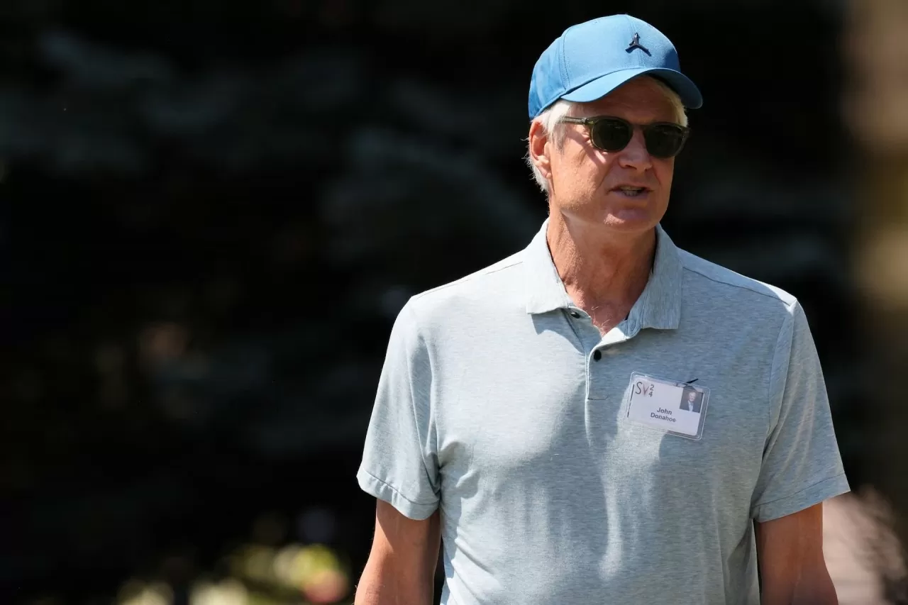 Phong cách thời trang của các ‘ông lớn’ tại 'trại hè dành cho các tỷ phú' của Sun Valley Phong cách thời trang của các ‘ông lớn’ tại 'trại hè dành cho các tỷ phú' của Sun Valley