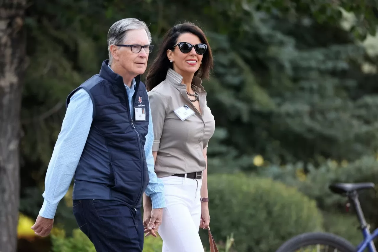 Phong cách thời trang của các ‘ông lớn’ tại 'trại hè dành cho các tỷ phú' của Sun Valley Phong cách thời trang của các ‘ông lớn’ tại 'trại hè dành cho các tỷ phú' của Sun Valley