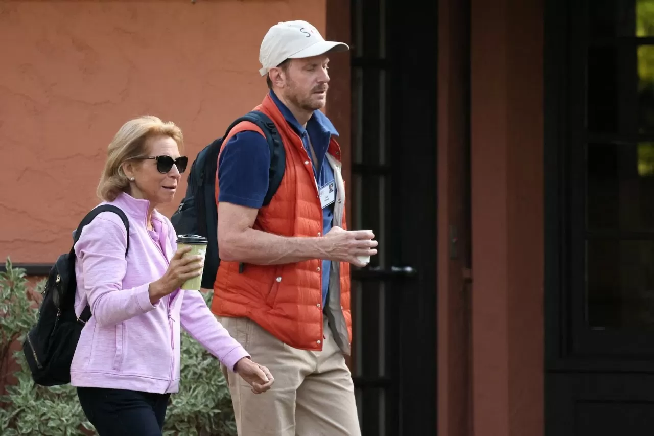 Phong cách thời trang của các ‘ông lớn’ tại 'trại hè dành cho các tỷ phú' của Sun Valley Phong cách thời trang của các ‘ông lớn’ tại 'trại hè dành cho các tỷ phú' của Sun Valley