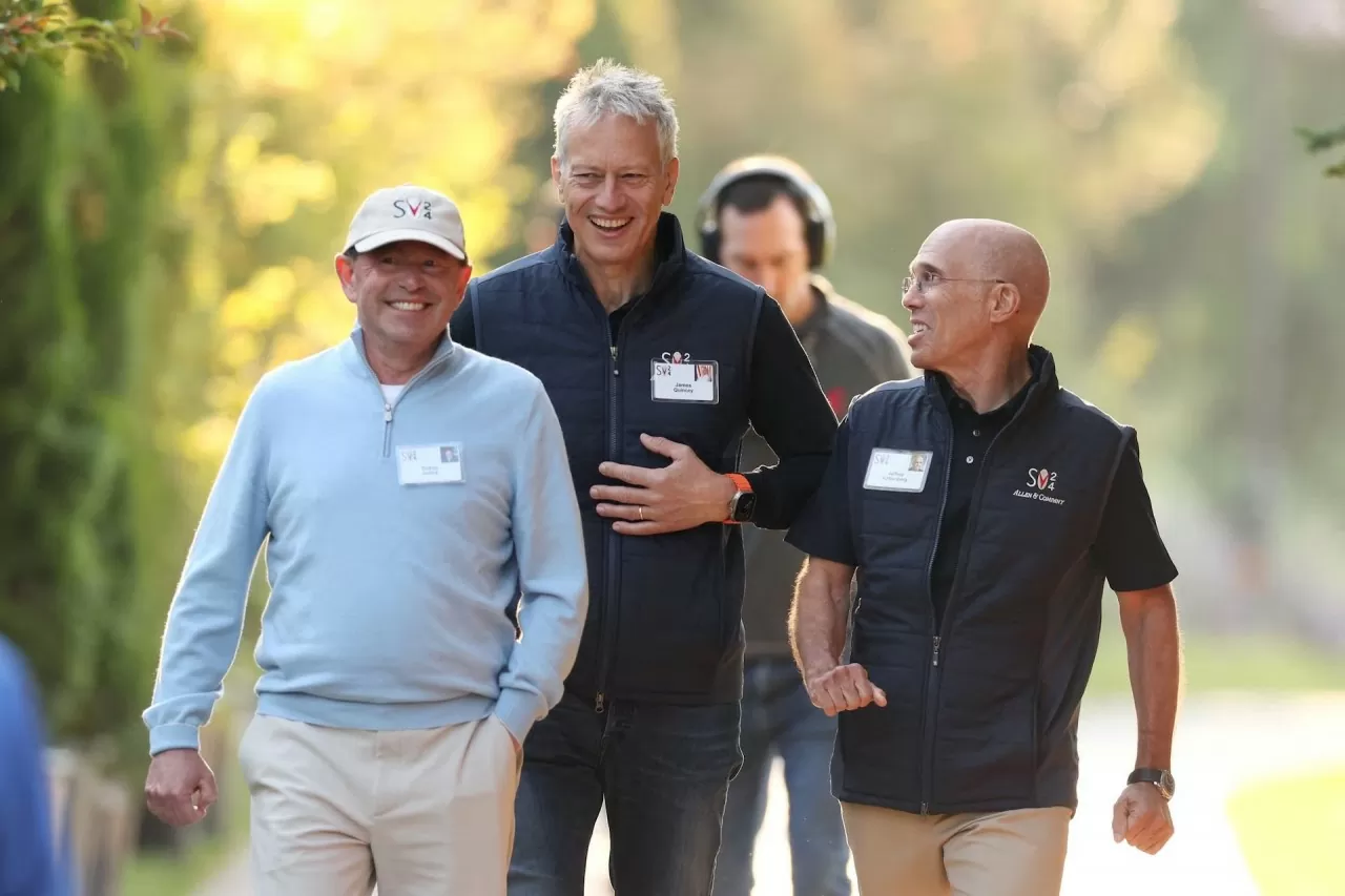 Phong cách thời trang của các ‘ông lớn’ tại 'trại hè dành cho các tỷ phú' của Sun Valley Phong cách thời trang của các ‘ông lớn’ tại 'trại hè dành cho các tỷ phú' của Sun Valley